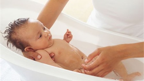 Những lưu ý quan trọng đảm bảo an toàn khi cho bé tắm nước lá