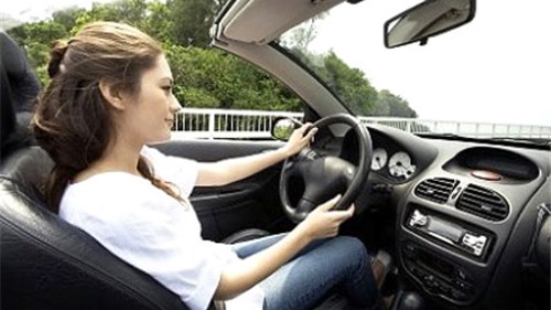 Những lời khuyên giúp chị em phụ nữ lái xe an toàn hơn