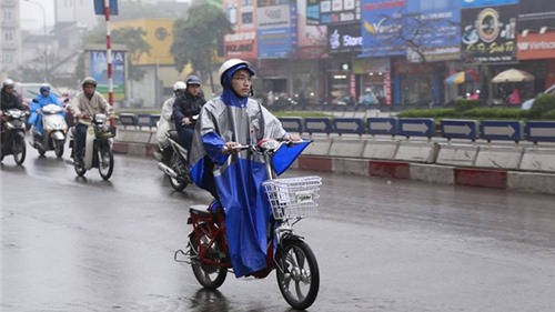 Cần hạn chế đi xe đạp điện khi trời mưa!