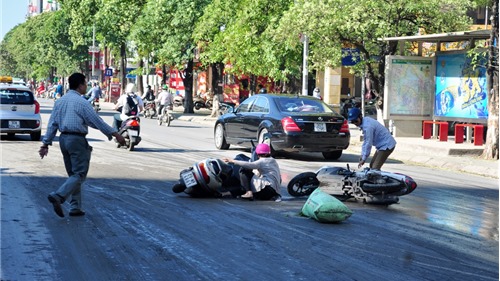Hà Nội: Hàng loạt xe máy “vồ ếch” trên đường 