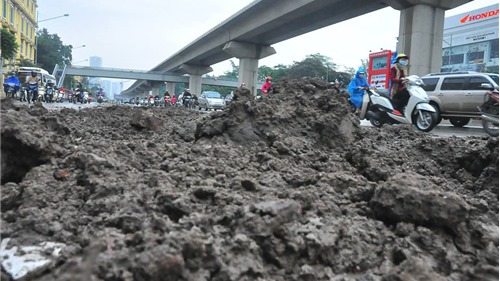 Hà Nội: Bùn đất chất thành đống lớn trên đường