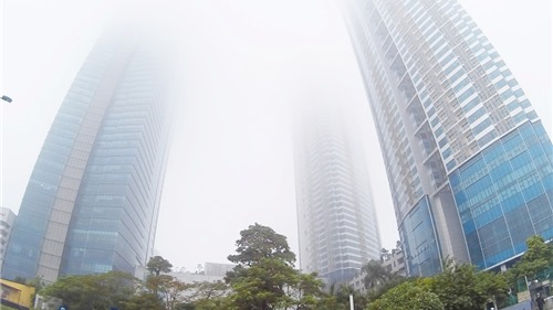 Hà Nội: Nhà cao tầng "mất nóc" trong sương mù dày đặc