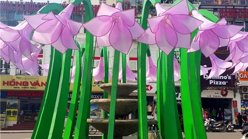 Những “bông hoa” lạ nhanh tàn ở Quảng trường Đông Kinh nghĩa Thục 