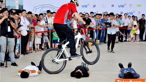 "Thót tim" với màn trình diễn xe đạp mạo hiểm tại triển lãm BMW