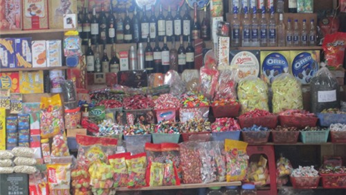 Bánh, kẹo kém chất lượng trôi nổi trên thị trường Tết