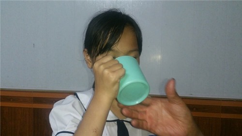Học sinh lớp 3 bị cô giáo bắt súc miệng bằng nước vắt giẻ lau bảng