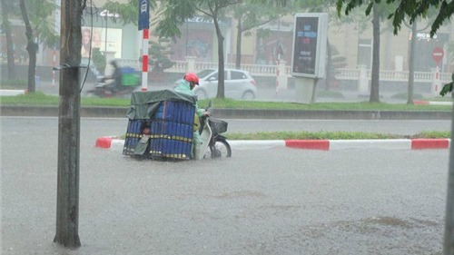 Chùm ảnh: Đường phố Hà Nội chìm trong biển nước