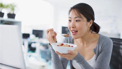 Các loại thực phẩm ngăn bức xạ từ máy tính