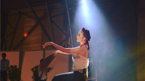 "Chim công làng múa&#39; Linh Nga tỏa sáng tại tiệc chào mừng APEC