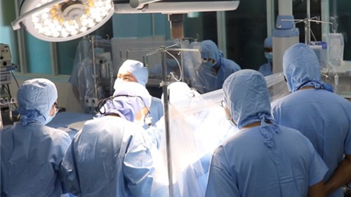 Lần đầu tiên bệnh viện tuyến quận ở Việt Nam phẫu thuật thành công hở van tim