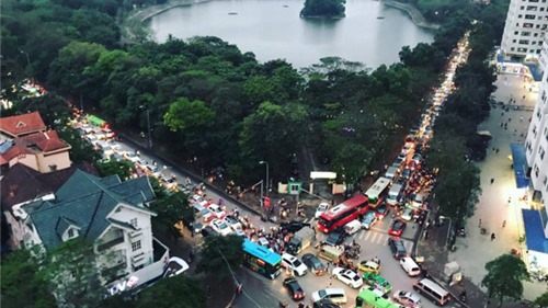 Người dân nghẹt thở rời khỏi Hà Nội trước kỳ nghỉ lễ