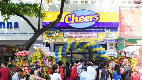 Giới trẻ “mua nhanh, ăn nhanh” Sài Gòn thích lướt cửa hàng Cheers