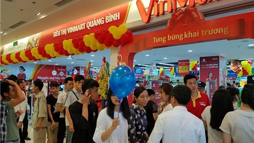 Cơn lốc quà tặng dịp khai trương Vinmart đầu tiên tại Quảng Bình