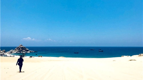 Cung đường biển đẹp nhất Việt Nam ngỡ ngàng trong nắng sớm
