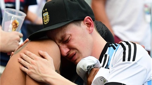 CĐV Argentina khóc hết nước mắt khi giấc mơ World Cup 2018 không thành sự thật