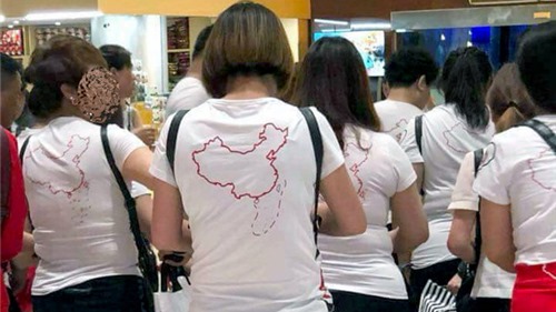 Phạt nặng công ty để khách Trung Quốc mặc áo "đường lưỡi bò" ở Nha Trang