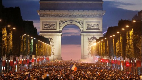 Paris thành chảo lửa sau chiến thắng ngoạn mục của Pháp trước đội tuyển Bỉ