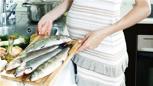 Mẹ bầu ăn ít cá trong thai kỳ đầu có nguy cơ sinh non cao