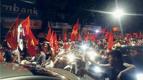 Người hâm mộ đổ ra đường ủng hộ Olympic Việt Nam