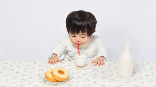 Có đáng lo ngại khi trẻ thừa cân béo phì uống thêm sữa?