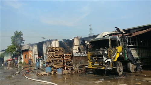 Cháy kho hàng ở Sài Gòn, nhiều tài sản bị thiêu rụi