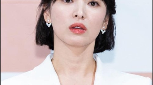 Mặc đẹp như Song Hye Kyo tuổi 37 chỉ với tóc ngắn và váy trắng