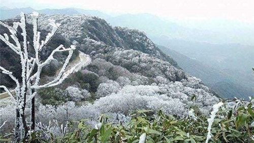 Băng tuyết đẹp mê hồn trên đỉnh Mẫu Sơn