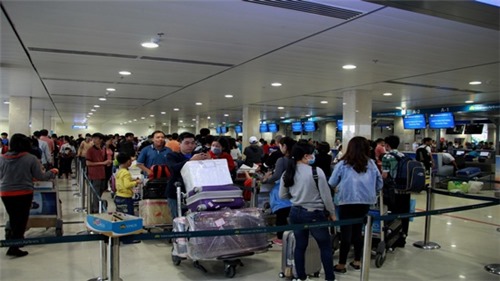Sân bay Tân Sơn Nhất: Hành khách đến trước 2 tiếng, không bịt mặt