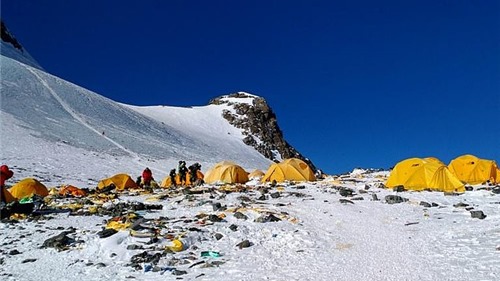 Trung Quốc "cấm cửa" lên đỉnh Everest vì núi rác