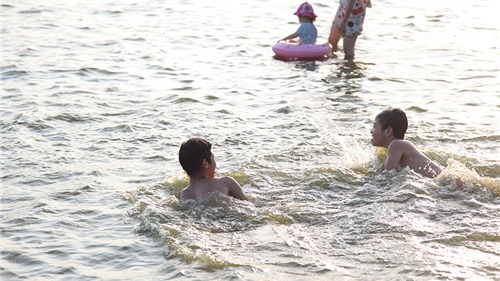 Mặc nguy hiểm, người dân Hà Nội đổ ra ‘bãi tắm’ tự phát Hồ Tây