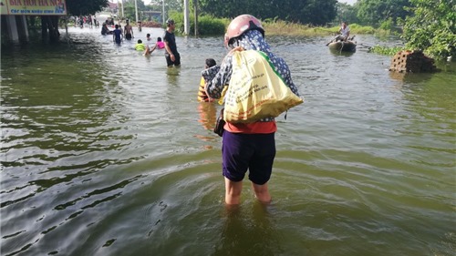 Chương Mỹ: Chở khách qua vùng lụt - "nghề mới" tại xã Hoàng Văn Thụ