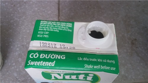 Kinh hãi sữa tươi NutiFood vón cục, đổi màu