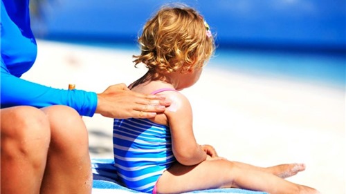 Những đồ vật tránh nắng hữu hiệu cho bé mùa hè