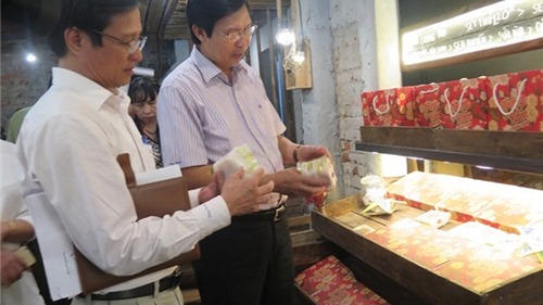 Hà Nội ráo riết kiểm tra các làng nghề làm bánh Trung thu khi xuất hiện bánh có giá 2.000 đồng/cái trên thị trường