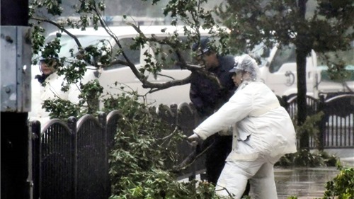 Cận cảnh Nhật Bản tan hoang sau siêu bão: Nhà bay nóc, tàu đâm cầu, xe nằm la liệt