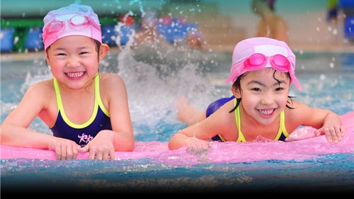 Những kỹ năng bơi lội cần thiết nhất định phải dạy cho trẻ trong dịp hè
