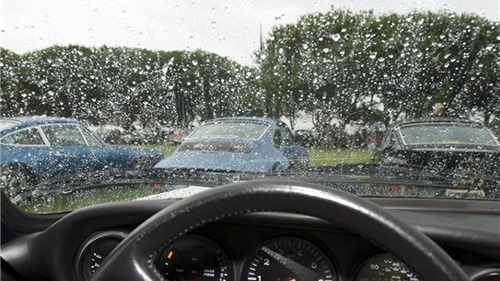 Kính lái ô tô bị mờ khi trời mưa, phải làm gì?