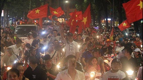 Olympic Việt Nam lọt top 8 ASIAD 18: Cổ động viên thâu đêm ăn mừng