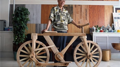 Độc đáo người thợ mộc sáng chế ra chiếc xe đạp gỗ hoàn hảo