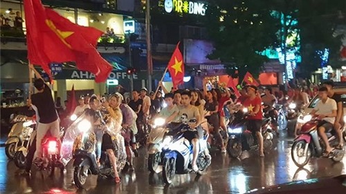 Olympic Việt Nam dù thua trận, người hâm mộ vẫn phấn khích ăn mừng
