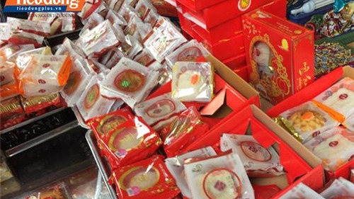 Bánh Trung thu siêu rẻ 5.000 đồng/chiếc bán tràn lan trên vỉa hè Hà Nội