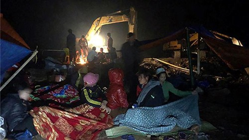 Lực lượng cứu hộ làm việc xuyên đêm, sắp tiếp cận được người mắc kẹt vụ sập hầm vàng ở Hòa Bình