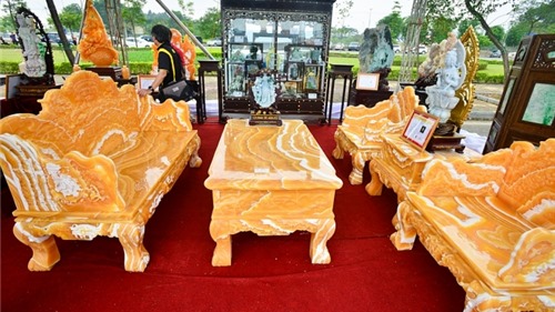 "Choáng" với bộ bàn ghế đá quý trị giá 8 tỷ tại Hà Nội