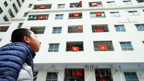 Cư dân "nhuộm đỏ" khu chung cư bằng cờ Tổ quốc cổ vũ cho đội tuyển Việt Nam
