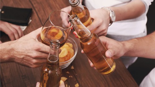 Vì sao truyền bia vào cơ thể người có thể giải độc được rượu nặng?