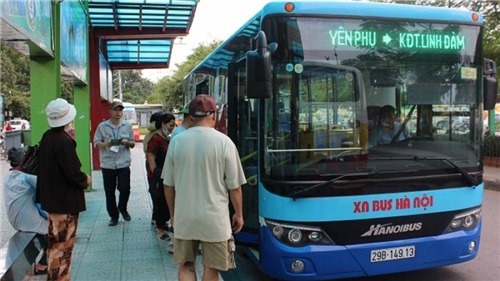 Đề xuất cấp thẻ miễn phí sử dụng xe buýt cho người về hưu