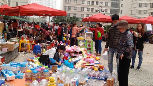 Cư dân chung cư háo hức tổ chức hội chợ Tết giữa lòng Hà Nội