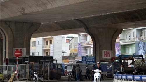 Hà Nội: Xử lý nghiêm hành vi sử dụng trái phép gầm cầu đường sắt, đường bộ