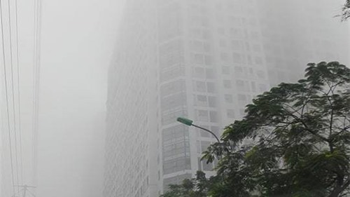 Hà Nội: Sương mù dày đặc, người dân vất vả di chuyển trên đường