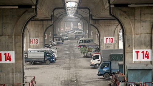 Cận cảnh những bãi đỗ xe dưới gầm cầu vượt cạn có doanh thu "khủng" giữa Thủ đô